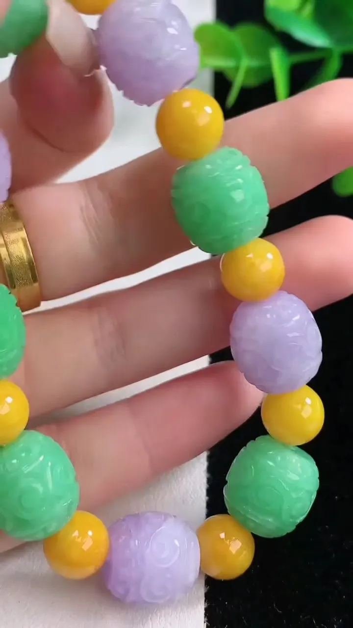 天然A货翡翠双彩雕花路路通手串，尺寸13-13-18颗，重量:49.65g12月28日
工厂直销收藏佳品,种好水足，色泽均匀，有种有色，上手高大气！