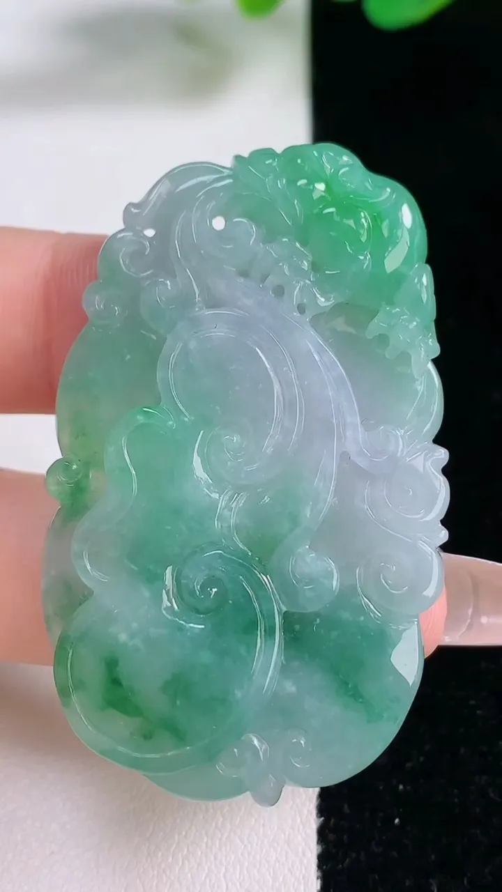 天然A货翡翠如意吊坠，尺寸51.8-31.2-5，重量:18.66g
12月28日