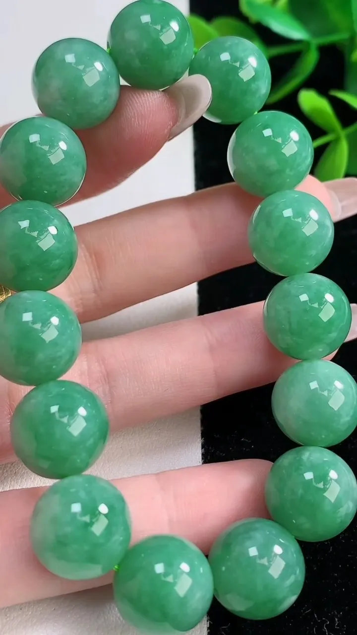 天然A货翡翠圆珠手串，尺寸13.5-15颗，重量:65.21g12月28日
工厂直销收藏佳品,种好水足，色泽均匀，有种有色，上手高大气！