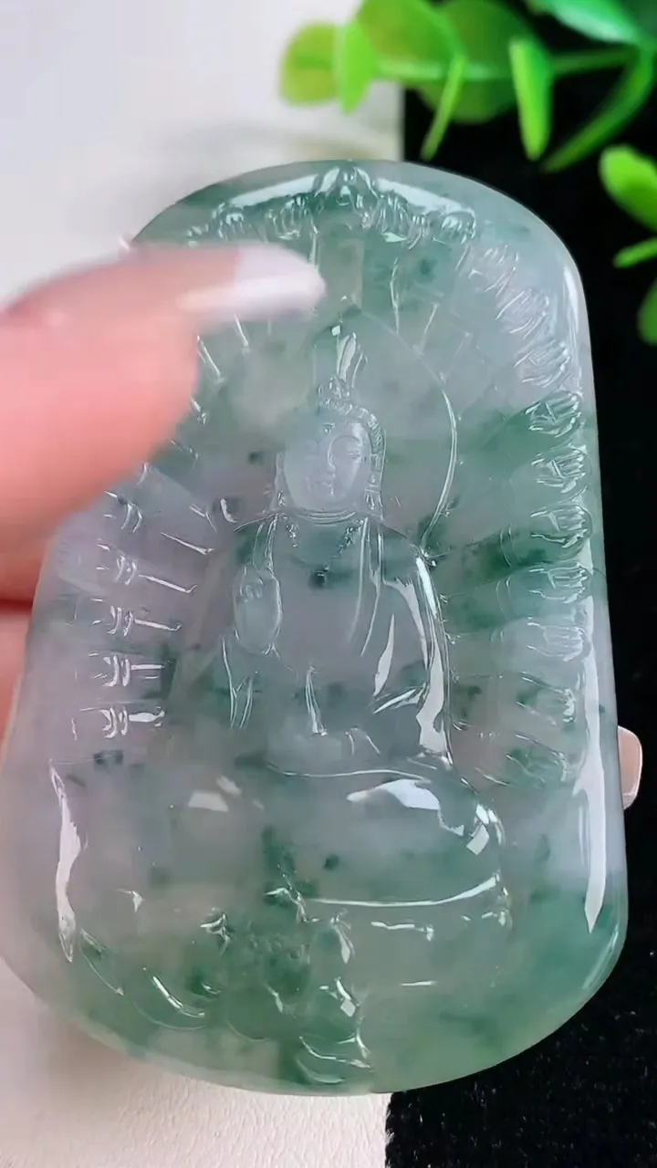 天然A货翡翠种飘花千手观音吊坠，尺寸66.8-44-5.7，重量:38.94g
12月28日