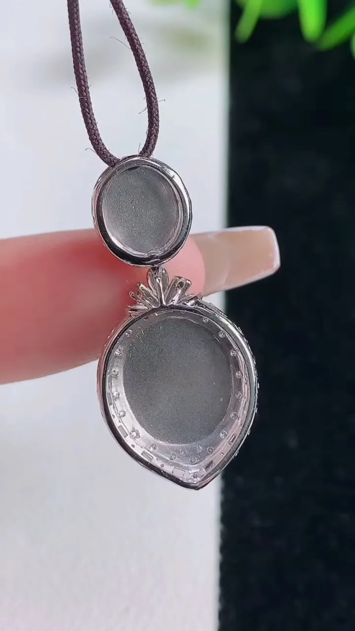 天然A货翡翠蛋面吊坠，尺寸28-12.7-7.6，裸石11-9.1重量:2.51g
12月28日