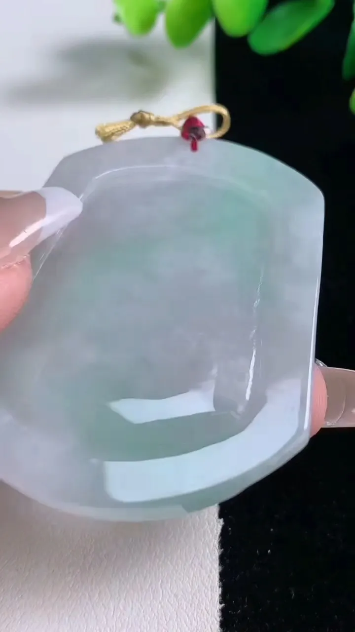 天然A货翡翠生肖鸡吊坠，尺寸54.3-45.8-5.7，重量:28.92g
12月28日