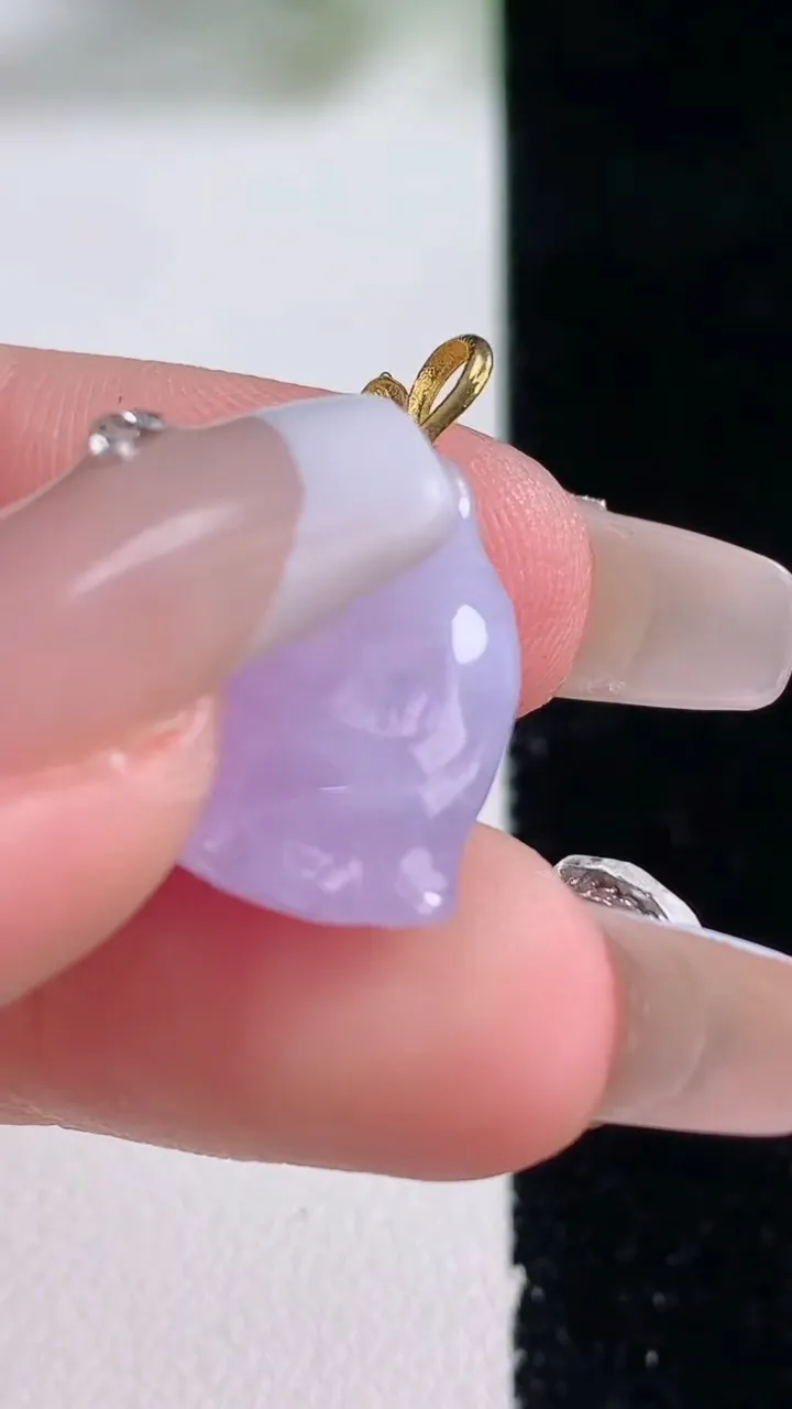 天然A货翡翠18K金紫罗兰莲蓬吊坠，尺寸16.6-13.6-8，重量:3.15g
12月28日