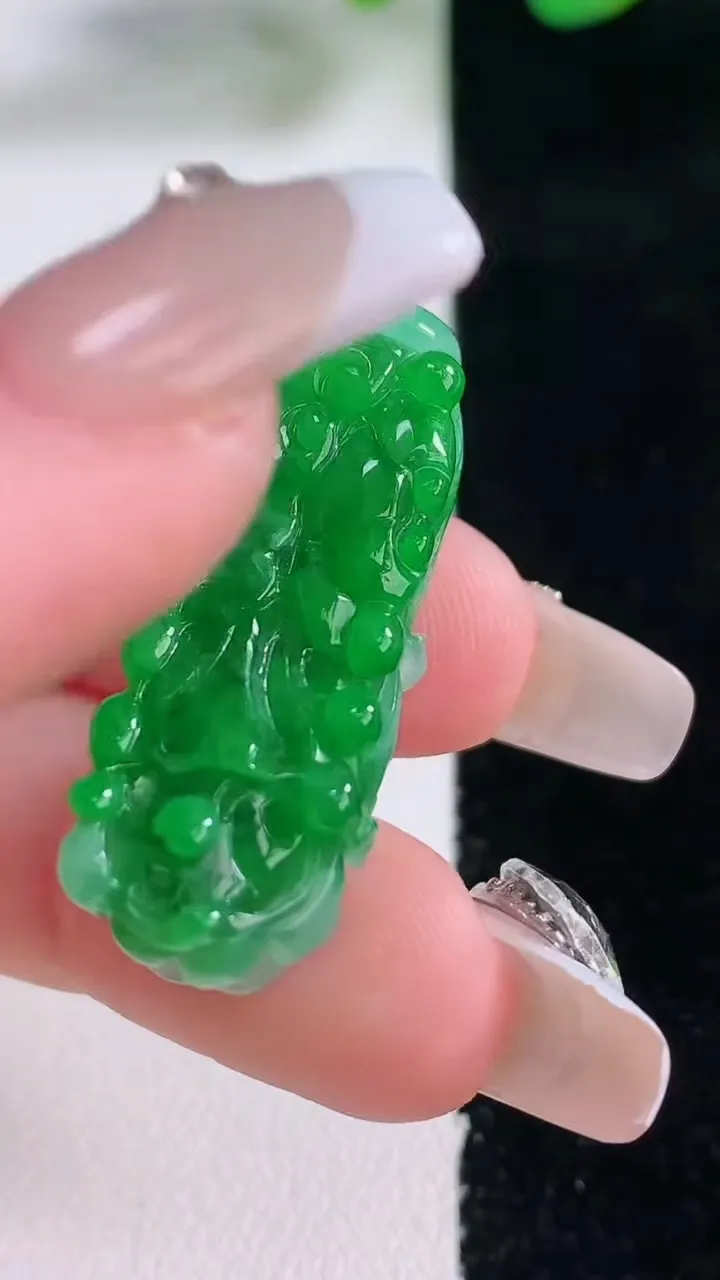 天然A货翡翠白菜吊坠，尺寸34-11.8-10，重量:7.91g
12月28日
