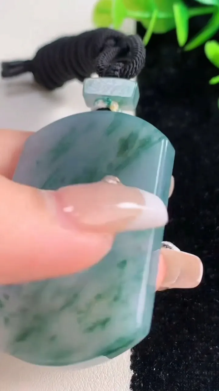 天然A货翡翠种飘花无事牌吊坠，尺寸53.3-37-5.9，重量:38.72g
12月28日