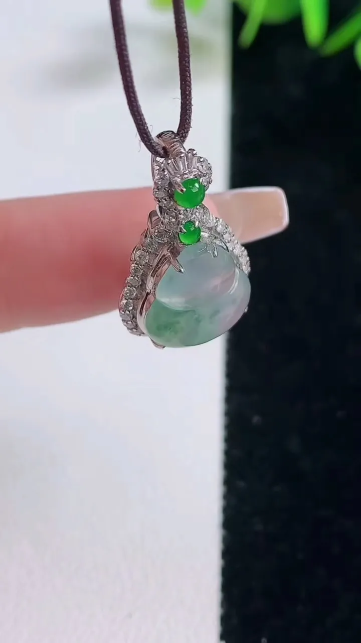 天然A货翡翠种飘花葫芦吊坠，尺寸24.3-13.8-7.9，裸石12.3-11.2重量:2.57g
12月28日