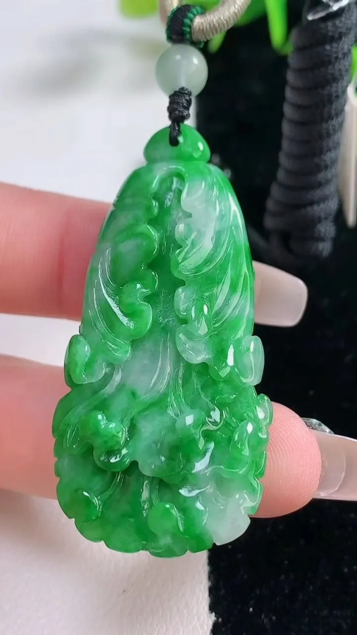 天然A货翡翠白菜吊坠，尺寸48.2-22.6-9.8，重量:20.00g
12月28日