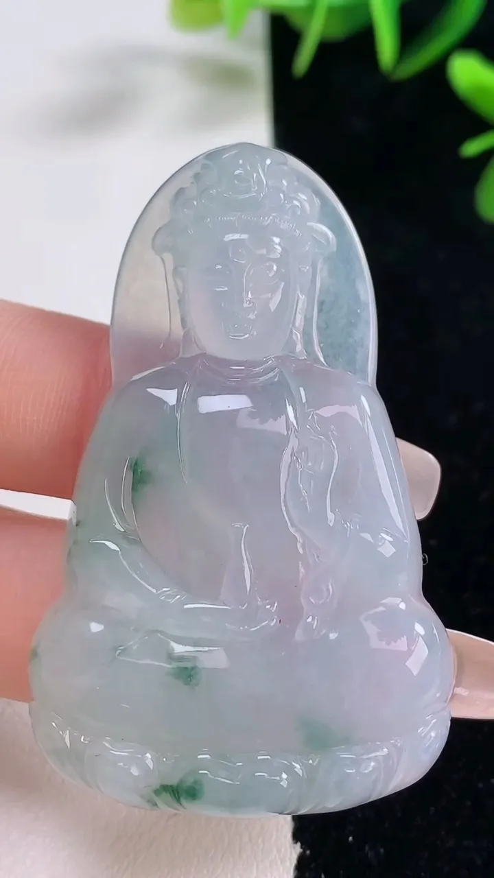 天然A货翡翠冰种飘花观音菩萨吊坠，尺寸54.5-34-6.3，重量:21.07g
12月28日