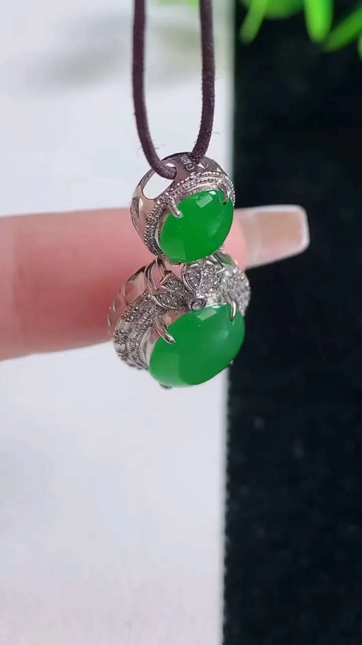 天然A货翡翠蛋面吊坠，尺寸28-12.7-7.6，裸石11-9.1重量:2.51g
12月28日