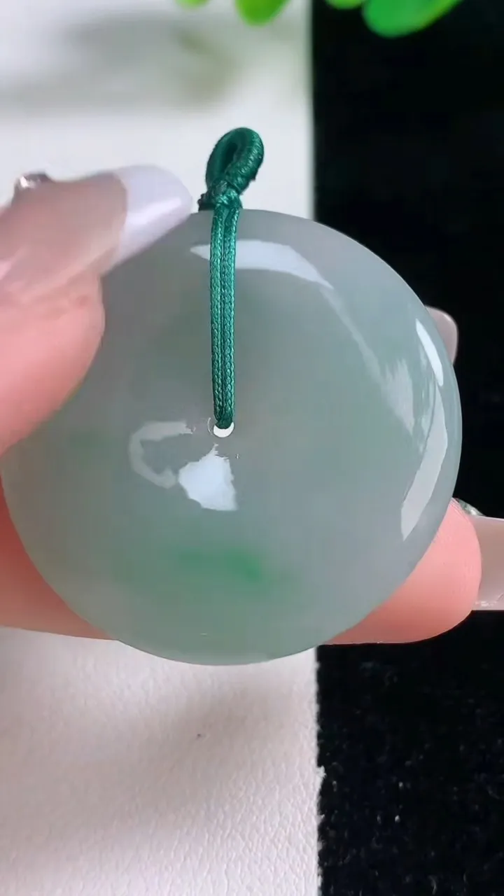 天然A货翡翠平安扣吊坠，尺寸35.7-5.5，重量:15.64g
12月28日