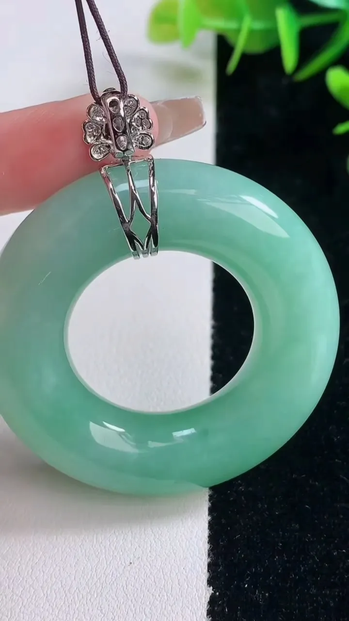 天然A货翡翠平安环吊坠，尺寸48.5-11.5，重量:44.67g
12月28日