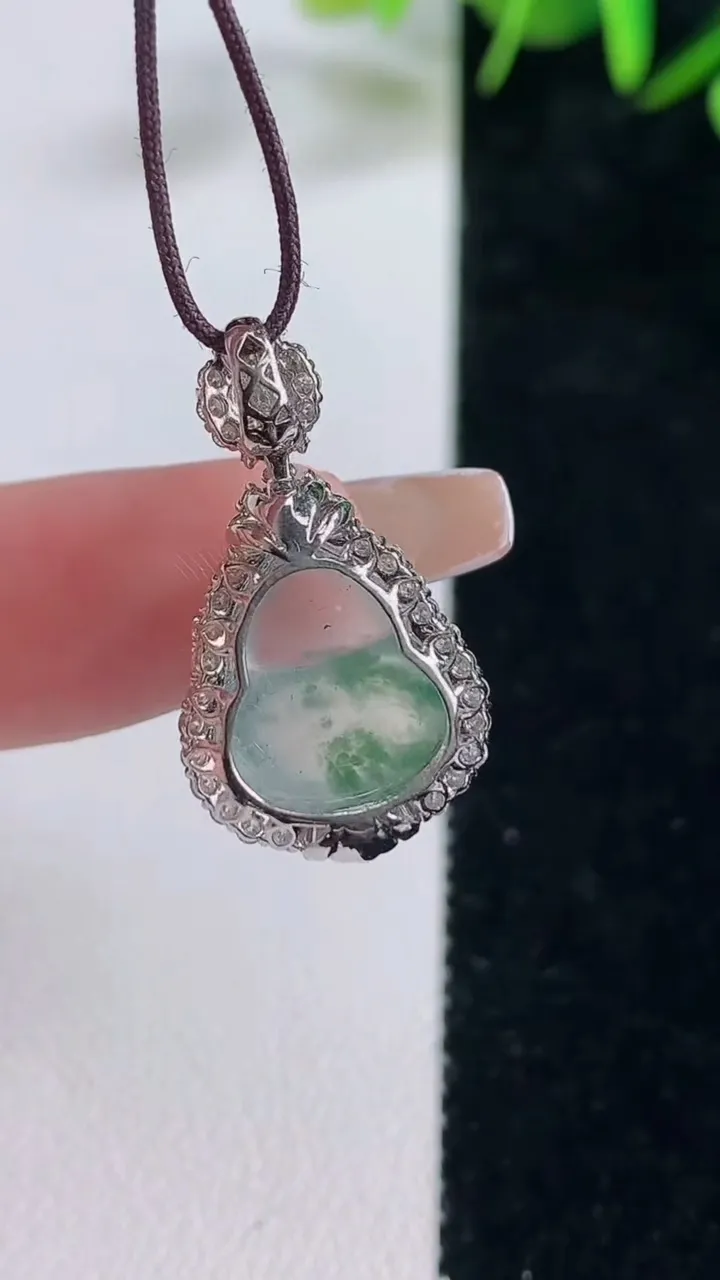 天然A货翡翠种飘花葫芦吊坠，尺寸24.3-13.8-7.9，裸石12.3-11.2重量:2.57g
12月28日