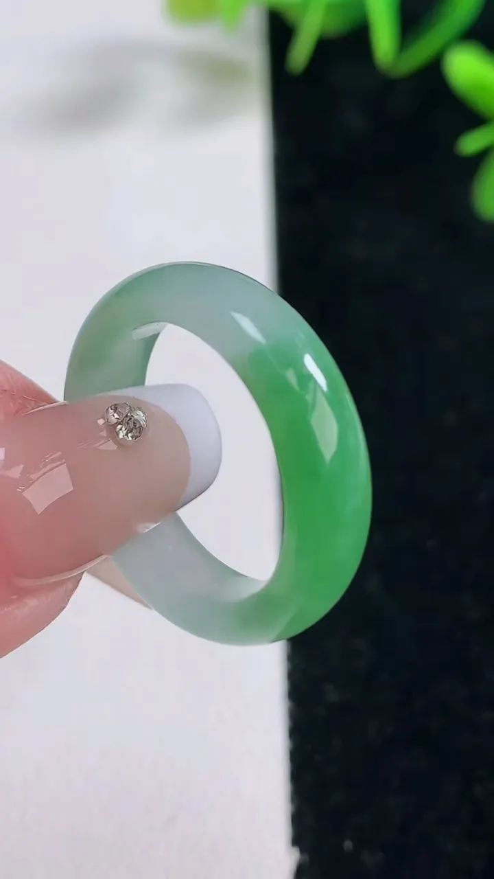 天然A货翡翠指环戒指，尺寸18-5.6-4.2，重量:4.25g2025年12月28日
工厂直销收藏佳品,种好水足，色泽均匀，有种有色，上手高大气！