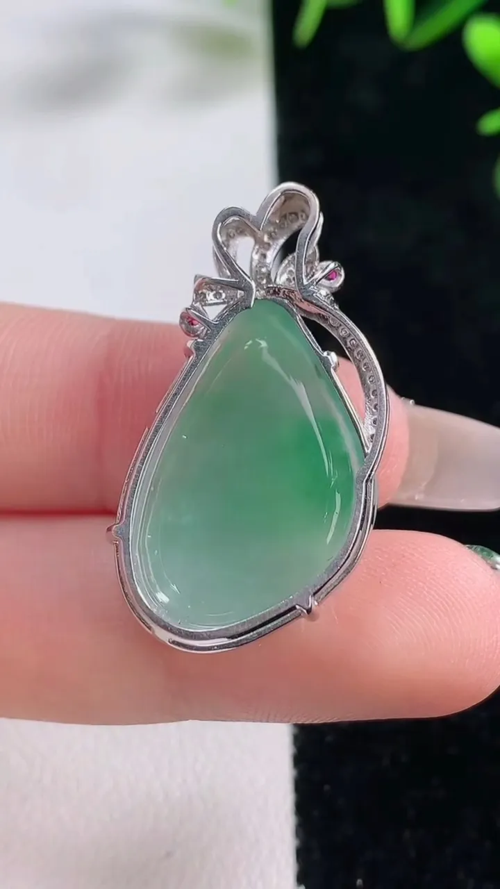 天然A货翡翠和和美美 荷叶鱼吊坠，尺寸32.8-25.6-17-7.4，重量:5.55g
12月28日