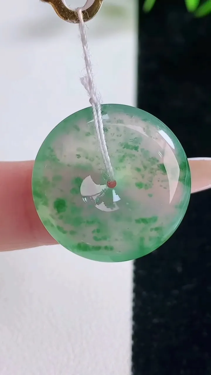 天然A货翡翠种飘花平安扣吊坠，尺寸21.8-5，重量:5.17g
12月28日