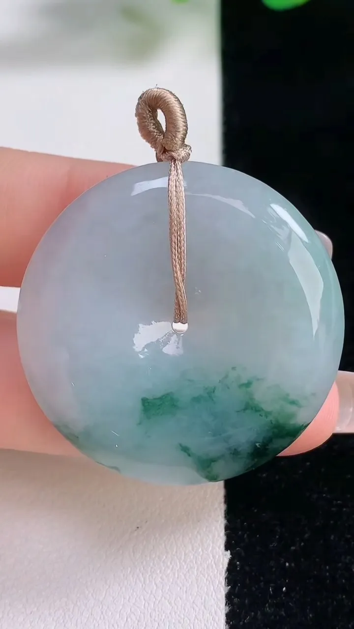 天然A货翡翠飘花平安扣吊坠，尺寸35.7-6.2，重量:16.88g
12月28日