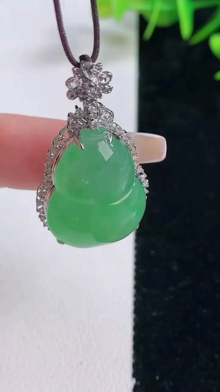 天然A货翡翠葫芦吊坠，尺寸35.6-19-10.5，裸石23.3-16.4重量:6.05g
12月2