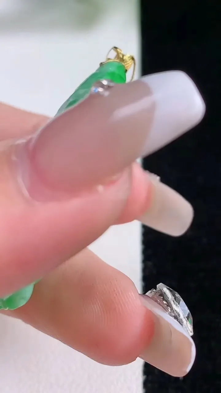 天然A货翡翠白菜吊坠，尺寸40.2-24.5-8.4，重量:14.80g
12月28日