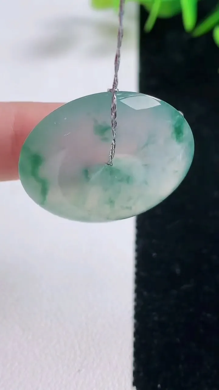 天然A货翡翠种飘花平安扣吊坠，尺寸28.2-6.2，重量:13.81g
12月28日