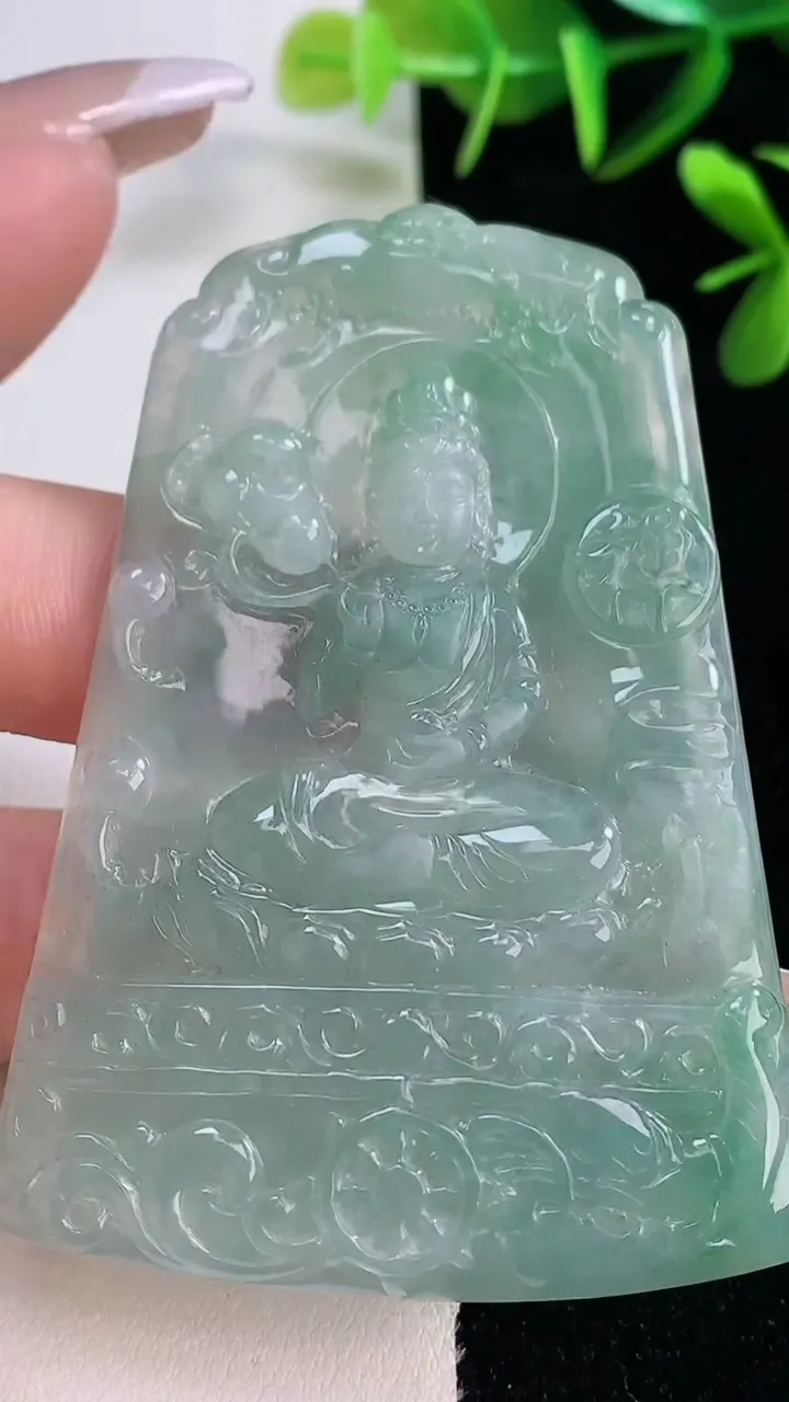 天然A货翡翠大势至菩萨吊坠，尺寸67.7-47.8-5.2，重量:33.72g
12月28日