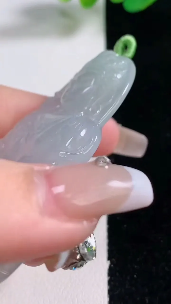 天然A货翡翠度母观音吊坠，尺寸66.6-39.6-5.9，重量:28.79g
12月28日