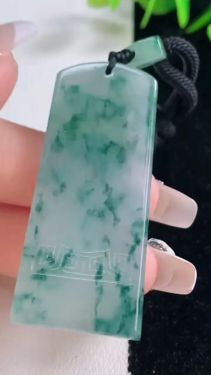 天然A货翡翠种飘花仿古无事牌吊坠，尺寸53.2-23-4.8，重量:20.84g
12月28日