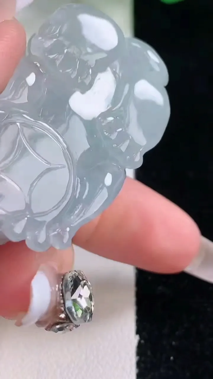 天然A货翡翠貔貅吊坠，尺寸41.4-25.8-16，重量:40.80g
12月28日