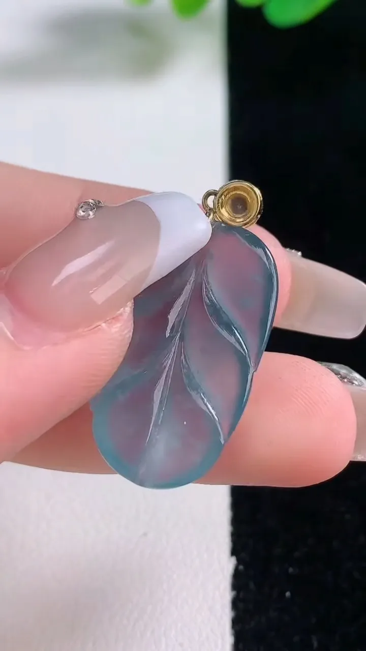 天然A货翡翠18K金紫罗兰金枝玉叶 叶子吊坠，尺寸26-15.8-4.2，重量:4.14g
12月28日