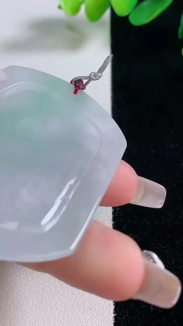 天然A货翡翠生肖鸡吊坠，尺寸54.3-46.3-5.6，重量:29.47g
12月28日