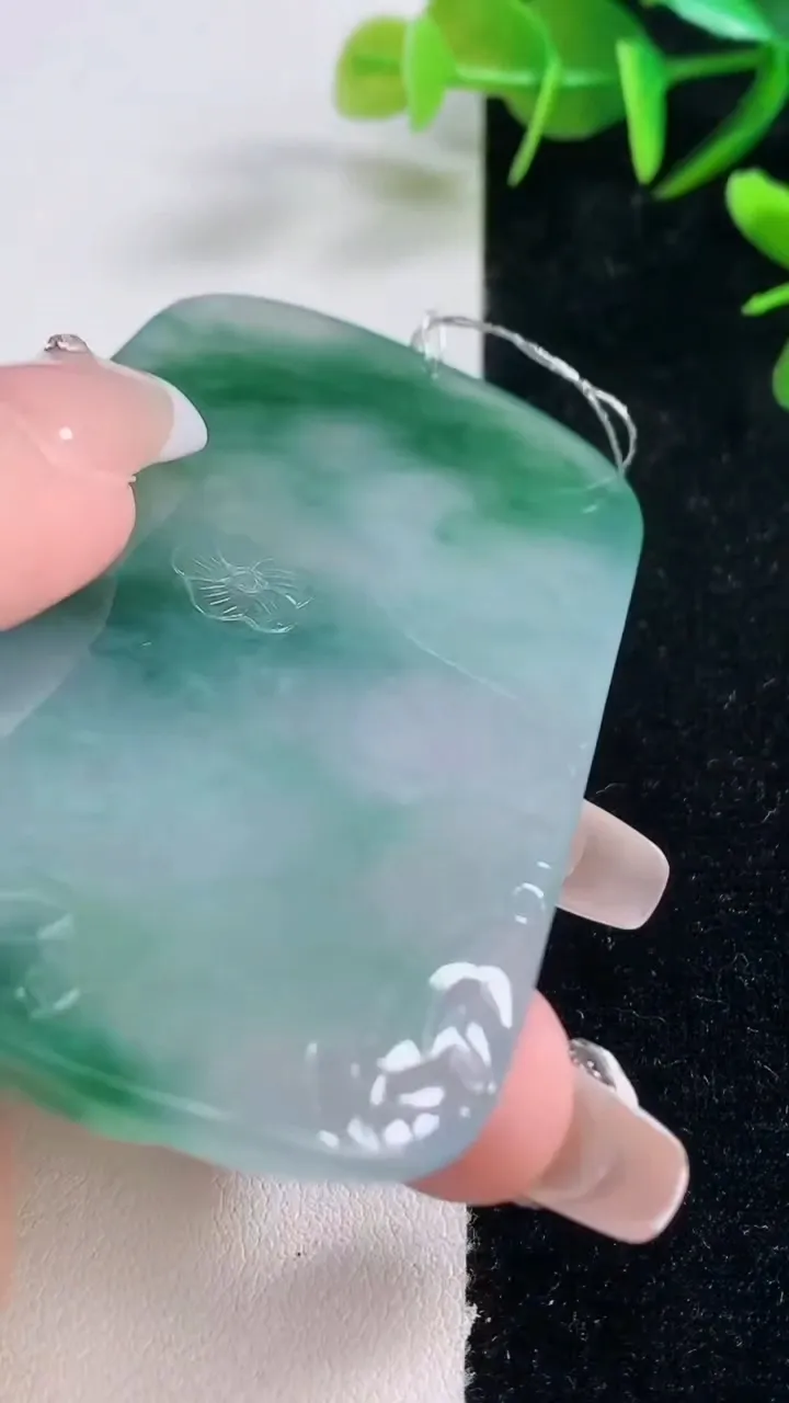 天然A货翡翠阿弥陀佛吊坠，尺寸72.4-44.4-6.2，重量:46.62g
12月28日