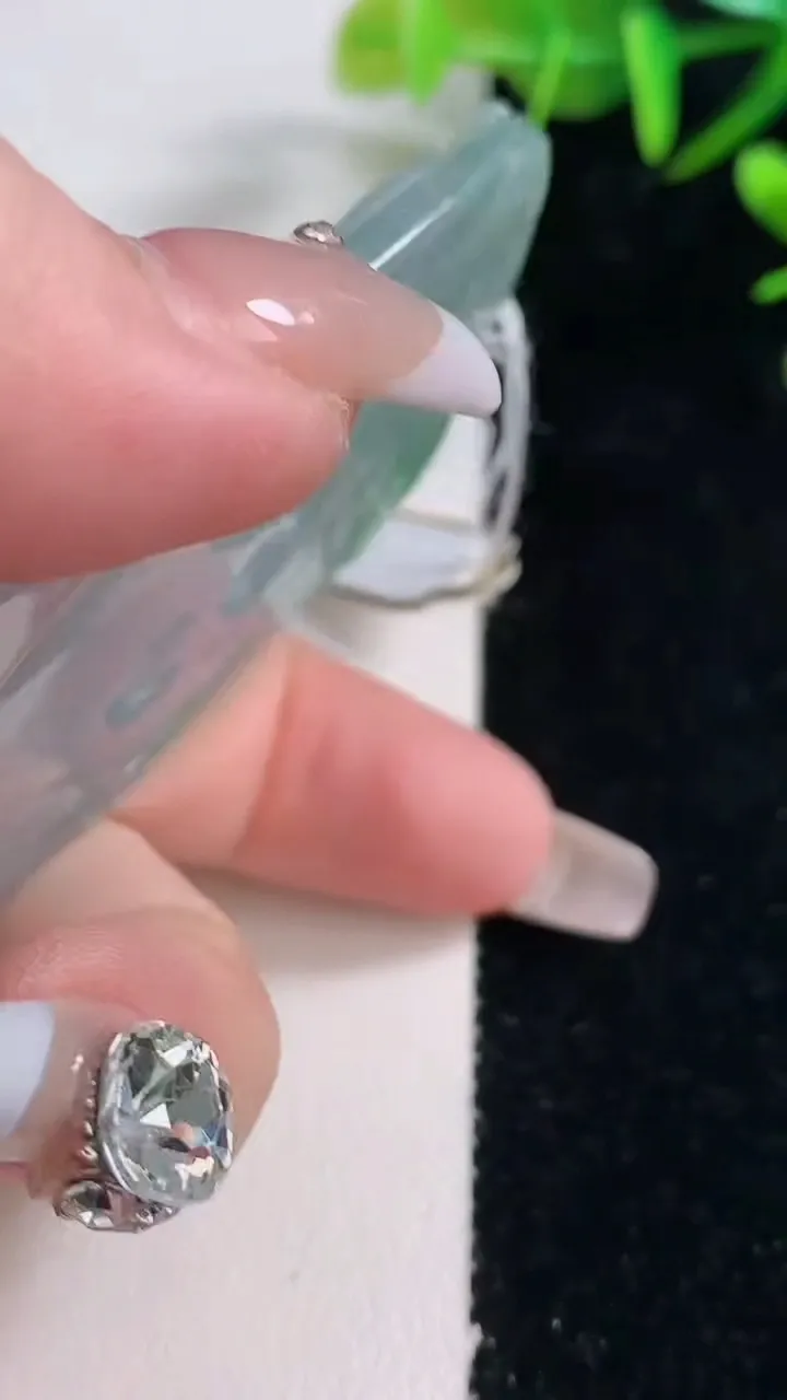 天然A货翡翠虚空藏菩萨吊坠，尺寸69.3-43.4-5.5，重量:38.42g
12月28日