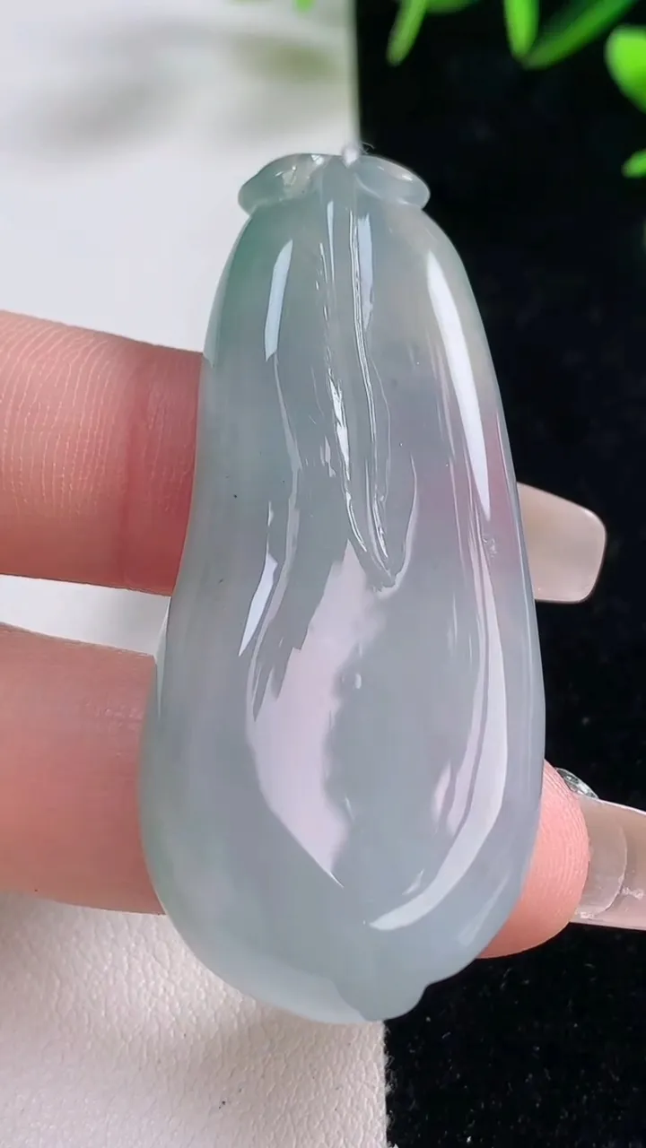 天然A货翡翠福瓜吊坠，尺寸53-23-7.9，重量:19.04g
12月28日