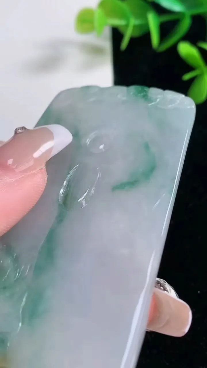 天然A货翡翠飘花虚空藏菩萨吊坠，尺寸70.8-44.5-4.9，重量:41.65g
12月28日