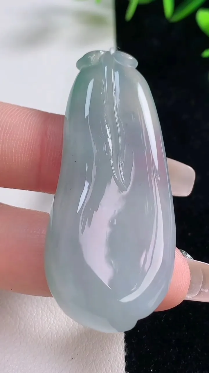 天然A货翡翠福瓜吊坠，尺寸53-23-7.9，重量:19.04g
12月28日