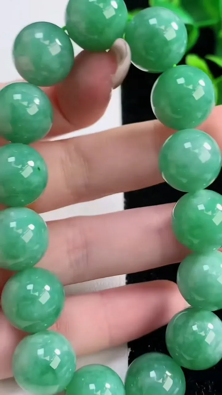 天然A货翡翠圆珠手串，尺寸13.5-15颗，重量:65.21g12月28日
工厂直销收藏佳品,种好水足，色泽均匀，有种有色，上手高大气！
