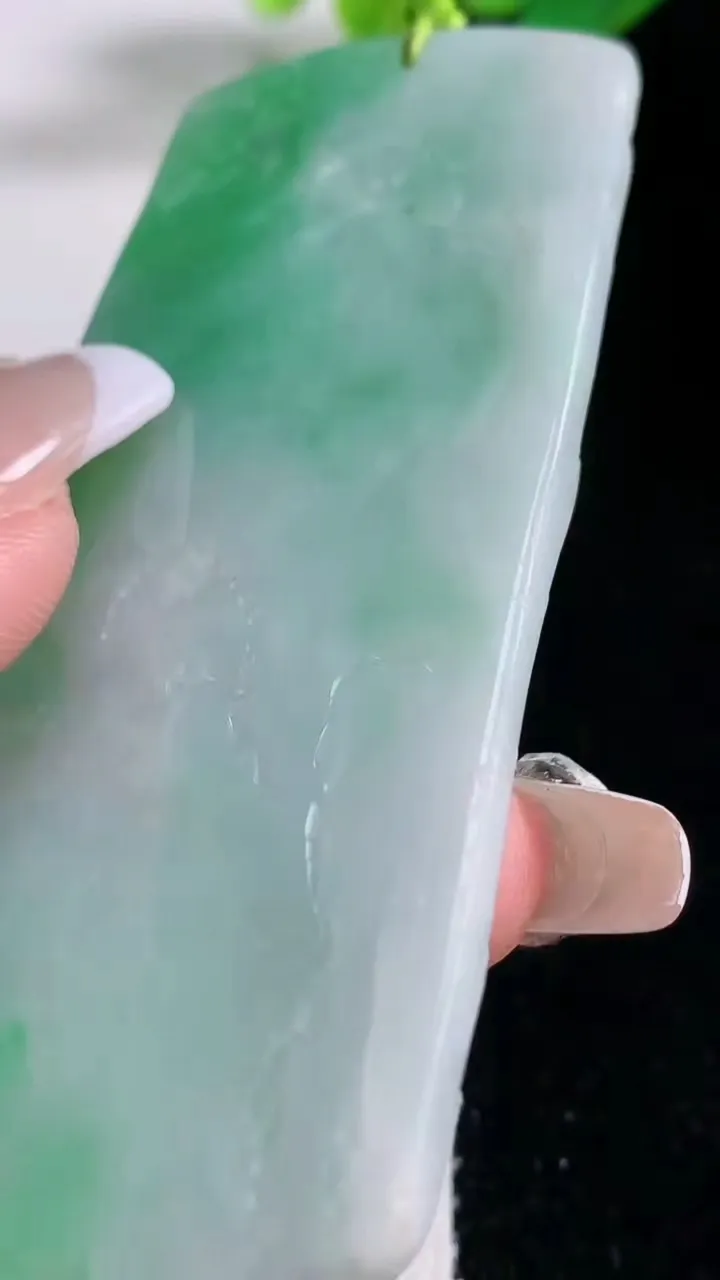 天然A货翡翠山水牌吊坠，尺寸75-35.8-6.3，重量:43.14g
12月28日