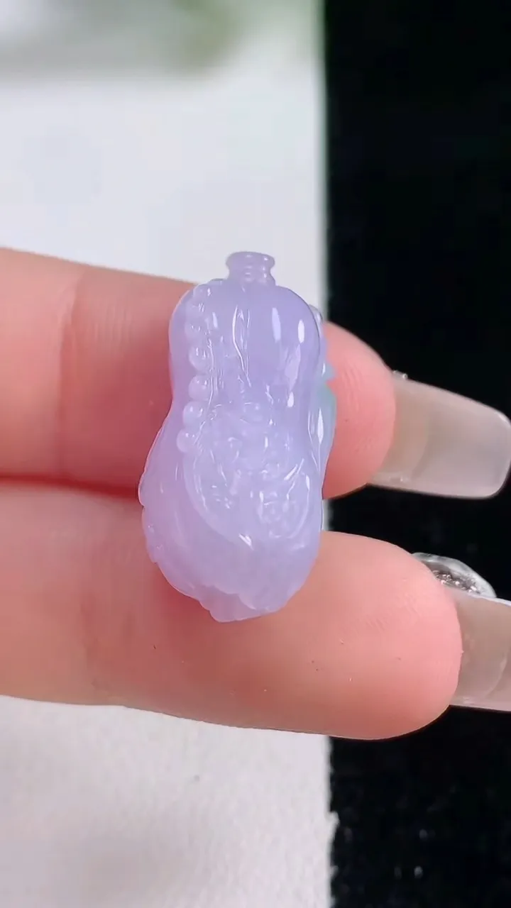 天然A货翡翠春带彩紫罗兰白菜吊坠，尺寸23.6-11-13，重量:5.59g
12月28日