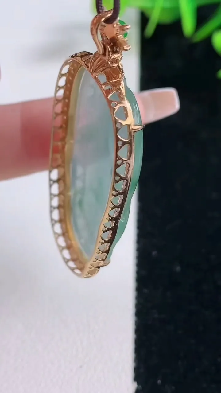 天然A货翡翠种飘花金枝玉叶 叶子吊坠，尺寸49-23-6.9，裸石37.6-20重量:7.88g
12月28日