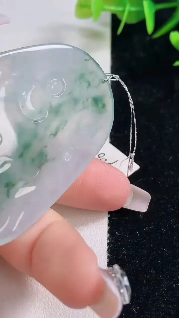 天然A货翡翠种飘花虚空藏菩萨吊坠，尺寸64.5-41.7-4.8，重量:31.69g
12月28日