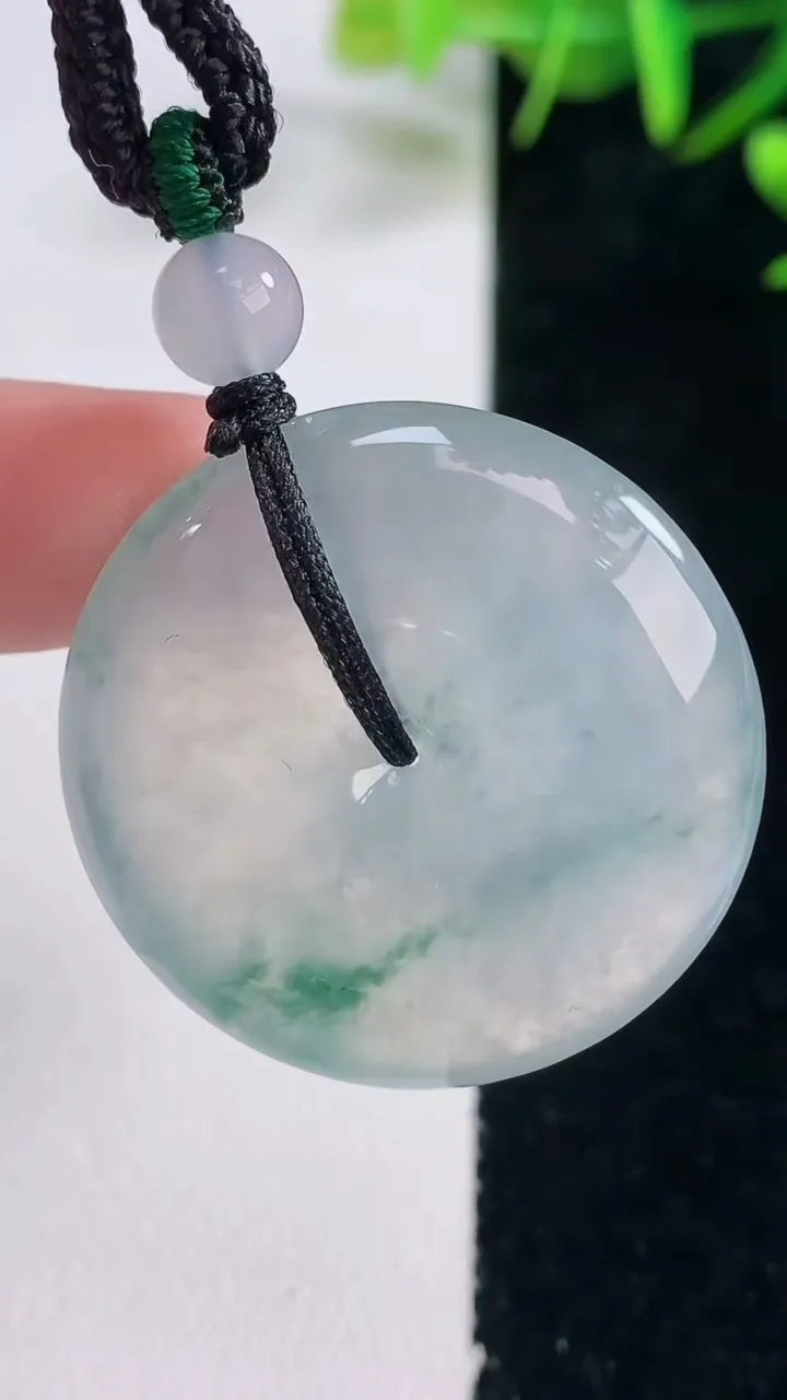 天然A货翡翠种飘花平安扣吊坠，尺寸30.6-7，重量:16.92g
12月28日