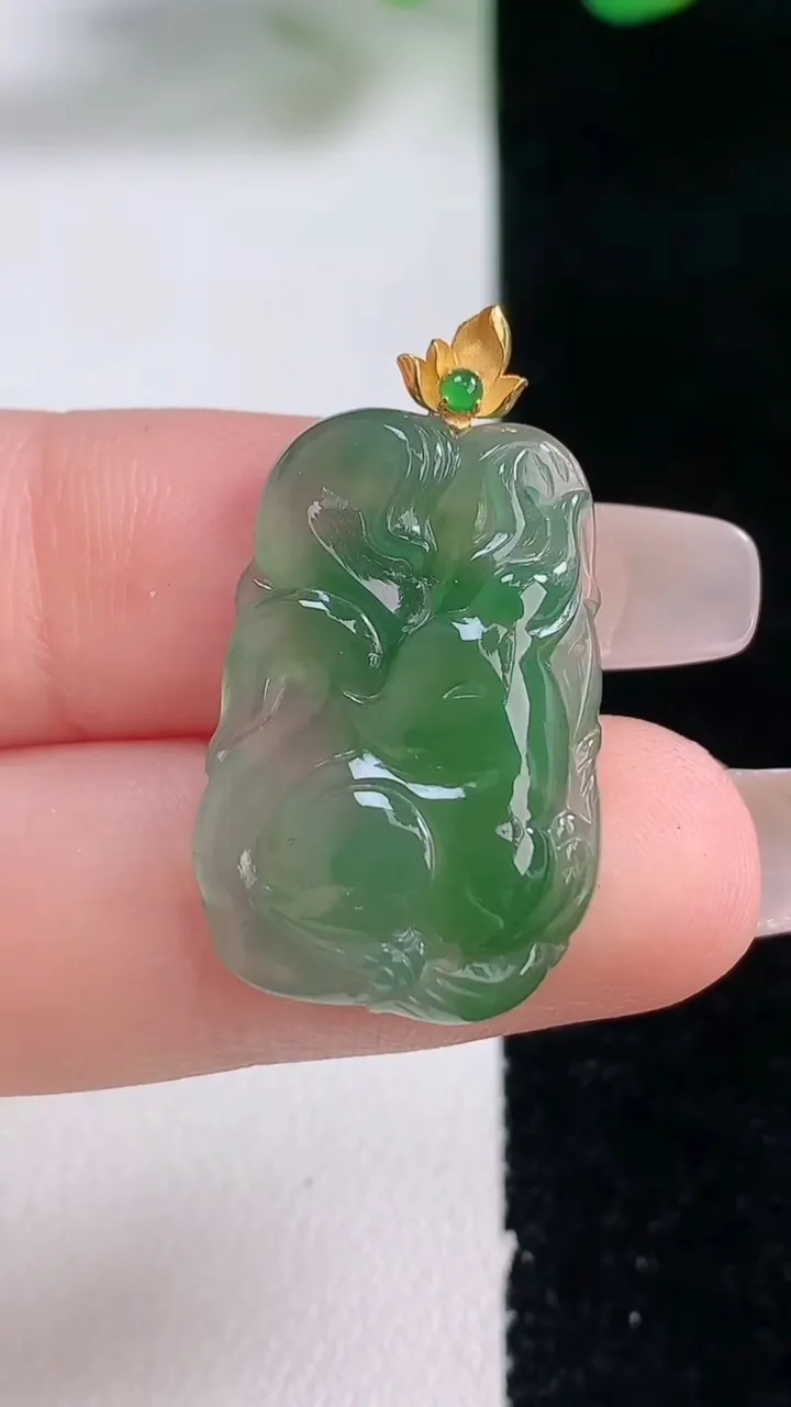天然A货翡翠九尾狐吊坠，尺寸25.2-16.7-4.4，重量:3.43g
12月28日