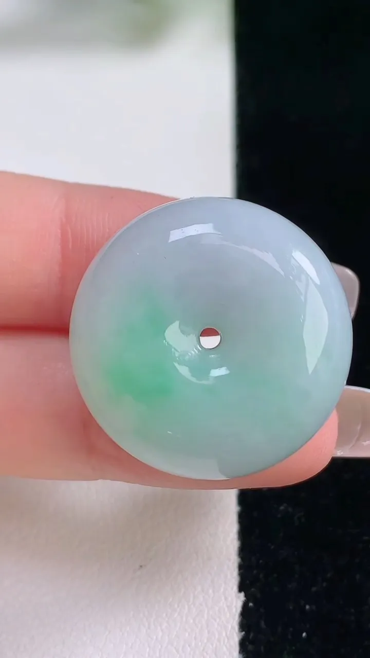 天然A货翡翠路路通吊坠，尺寸26-12.2，重量:18.51g
12月28日