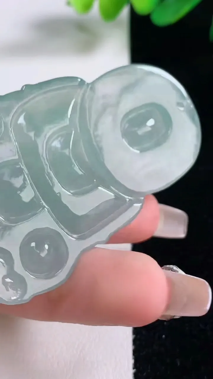 天然A货翡翠观音菩萨吊坠，尺寸59.2-39.3-6.2，重量:25.39g
12月28日