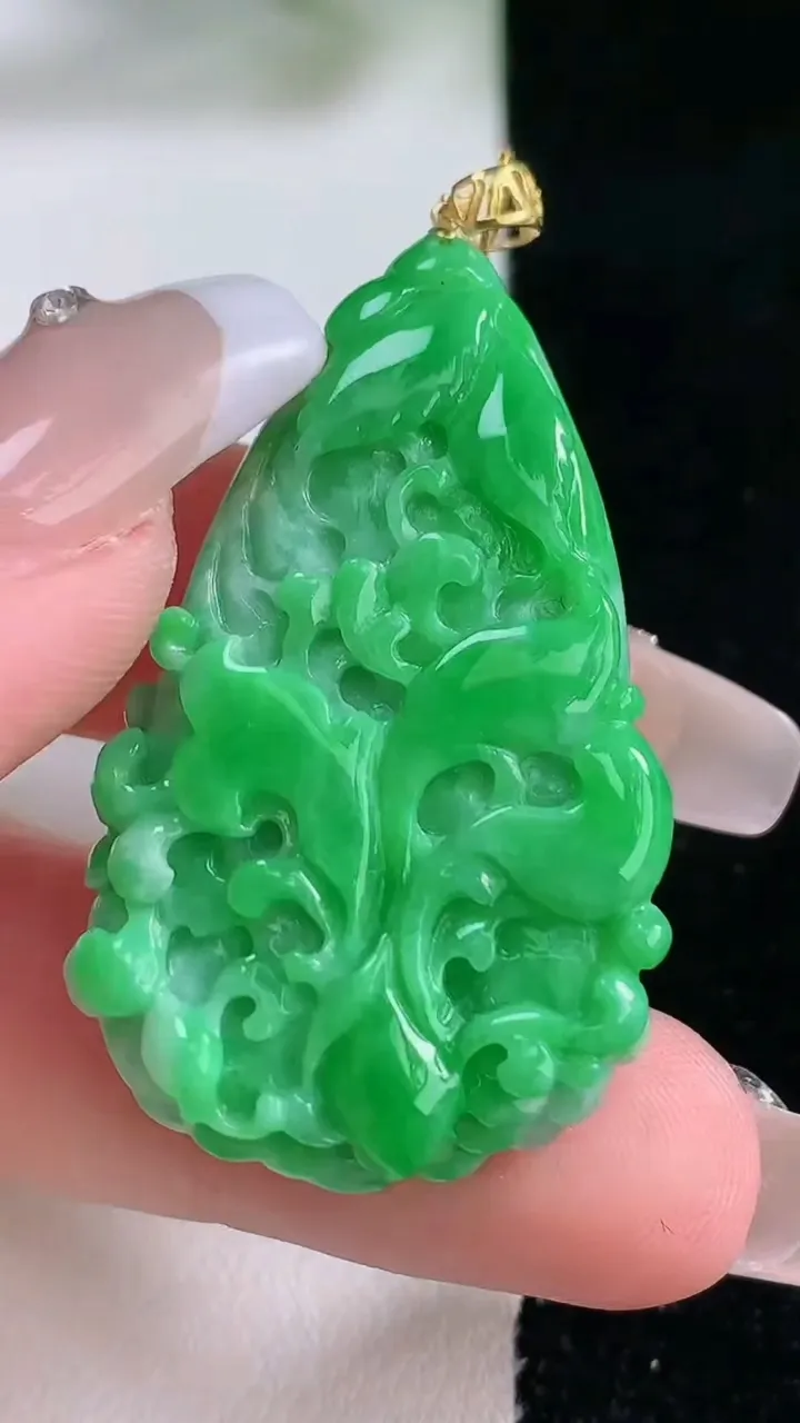 天然A货翡翠白菜吊坠，尺寸40.2-24.5-8.4，重量:14.80g
12月28日