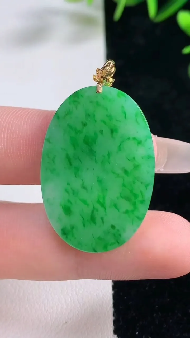 天然A货翡翠无事牌吊坠，尺寸32-21.8-3，重量:6.14g
12月28日