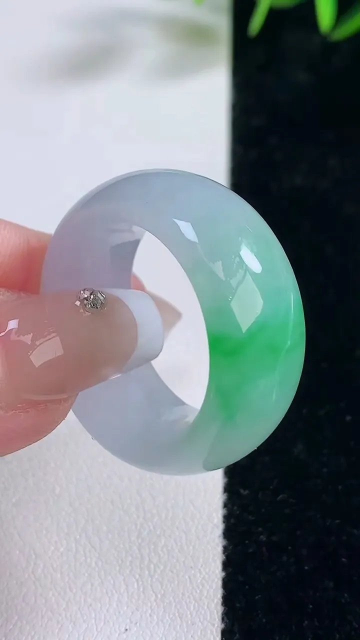 天然A货翡翠指环扳指，尺寸20.4-11.5-5.4，重量:14.33g2025年12月28日
工厂直销收藏佳品,种好水足，色泽均匀，有种有色，上手高大气！