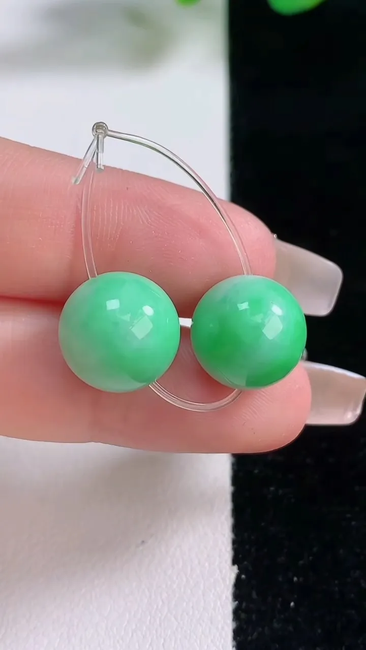 天然A货翡翠圆珠吊坠一对，尺寸11.8，重量:6.84g
12月28日