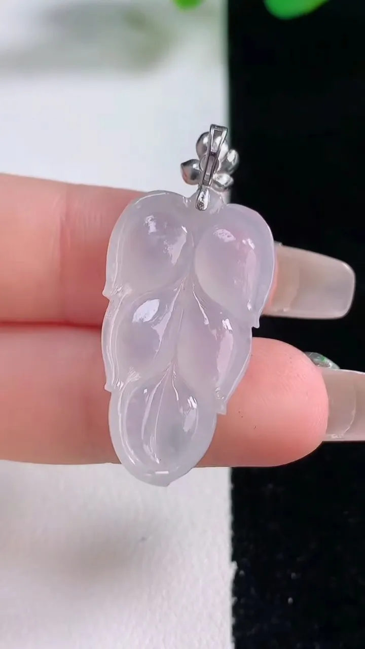 天然A货翡翠金枝玉叶 叶子吊坠，尺寸29-16.5-4.5，重量:4.29g
12月28日
