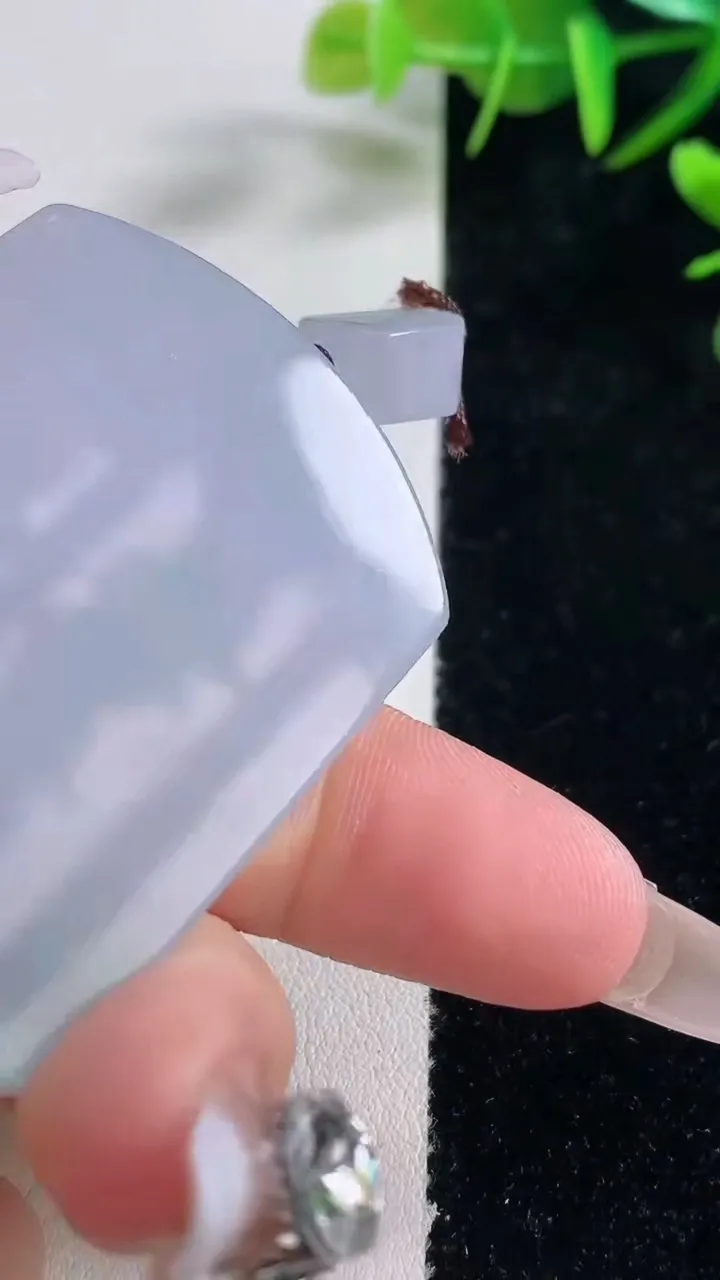 天然A货翡翠种春带彩紫罗兰无事牌吊坠，尺寸52.5-37-7.3，重量:44.73g
12月28日