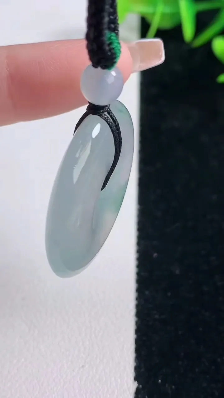 天然A货翡翠种飘花平安扣吊坠，尺寸30.6-7，重量:16.92g
12月28日